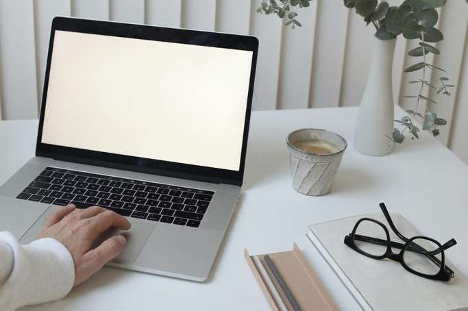biuro-okulary-praca-na-laptopie.jpg